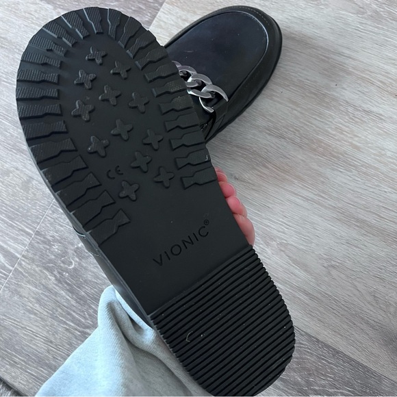 Vionic‎ georgie leather loafer mules w/ chain detail - Picture 6 of 7